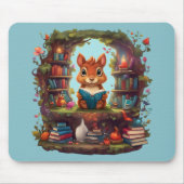 Eichhörnchen liest auf einem antiken Bücherregal Mousepad (Vorne)