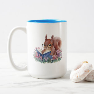 Eichhörnchen liest ein Buch, eingebettet in Blumen Zweifarbige Tasse