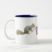 Eichhörnchen mit der amerikanische Flaggen-Tasse Zweifarbige Tasse (Links)