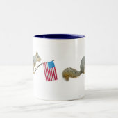 Eichhörnchen mit der amerikanische Flaggen-Tasse Zweifarbige Tasse (Mittel)