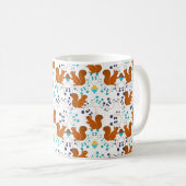 Eichhörnchen mit Eicheln Beeren Muster Kaffeetasse (VorderseiteRechts)