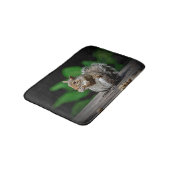 Eichhörnchen mit Erdnüssen Badematte (Schrägansicht)