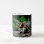 Eichhörnchen mit Erdnüssen Kaffeetasse (Mittel)
