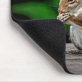 Eichhörnchen mit Erdnüssen Mousepad (Ecke)
