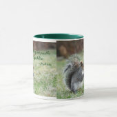 Eichhörnchen mit Gänseblümchen-Kennzeichen-9:23 Tasse (Zentrum)