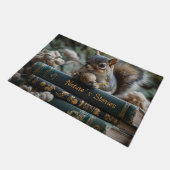 Eichhörnchen mit Nut on Antique Books, Nature's St Fußmatte (Schrägansicht)