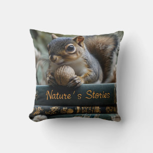 Eichhörnchen mit Nut on Antique Books, Nature's St Kissen