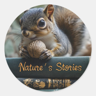 Eichhörnchen mit Nut on Antique Books, Nature's St Runder Aufkleber