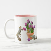 Eichhörnchen mit Tasse der Tulpe-der glücklichen (Links)