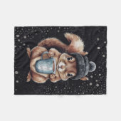 Eichhörnchen mit Tasse und Schnee „Stay Warm“ Fleecedecke (Vorderseite (Horizontal))