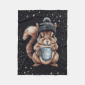 Eichhörnchen mit Tasse und Schnee „Stay Warm“ Fleecedecke (Vorderseite)