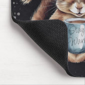 Eichhörnchen mit Tasse und Schnee „Stay Warm“ Mousepad (Ecke)