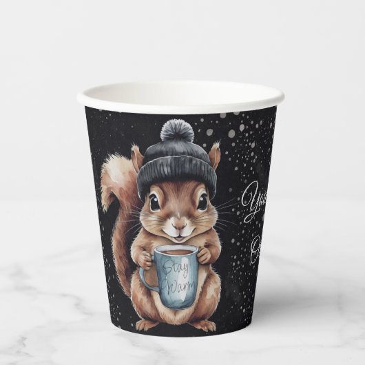 Eichhörnchen mit Tasse und Schnee „Stay Warm“ Pappbecher (Vorderseite)