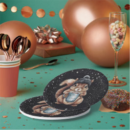 Eichhörnchen mit Tasse und Schnee „Stay Warm“ Pappteller