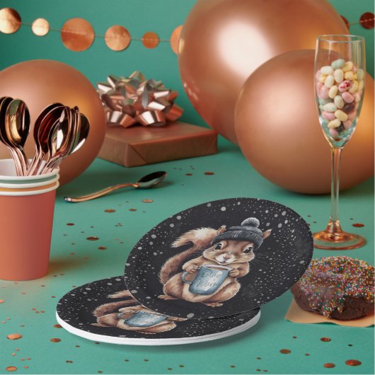 Eichhörnchen mit Tasse und Schnee „Stay Warm“ Pappteller (Multi)