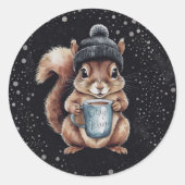 Eichhörnchen mit Tasse und Schnee „Stay Warm“ Runder Aufkleber (Vorderseite)