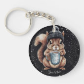 Eichhörnchen mit Tasse und Schnee „Stay Warm“ Schlüsselanhänger (Vorderseite)