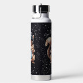 Eichhörnchen mit Tasse und Schnee „Stay Warm“ Trinkflasche (rechts)