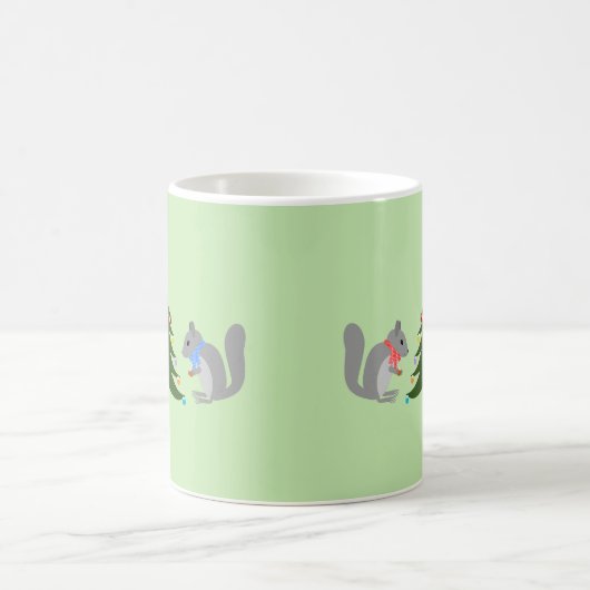 Eichhörnchen mit Weihnachtsbaum Kaffeetasse (Mittel)