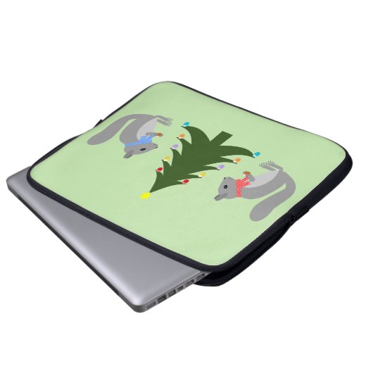 Eichhörnchen mit Weihnachtsbaum Laptopschutzhülle (Vorne Knopf)