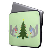 Eichhörnchen mit Weihnachtsbaum Laptopschutzhülle (Vorderseite Links)