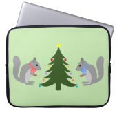 Eichhörnchen mit Weihnachtsbaum Laptopschutzhülle (Vorderseite)