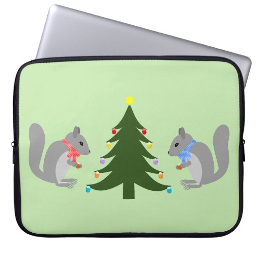 Eichhörnchen mit Weihnachtsbaum Laptopschutzhülle (Vorderseite)