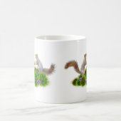Eichhörnchen tanzen in der Gras-Tasse Kaffeetasse (Mittel)