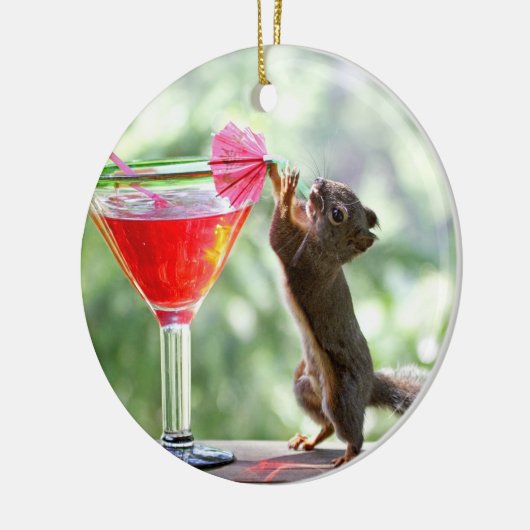 Eichhörnchen-trinkendes Cocktail Keramikornament (Links)