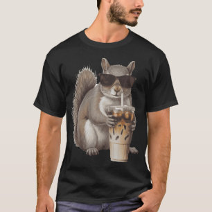 Eichhörnchen trinkt eisgekühlten Kaffee Liebhaber T-Shirt