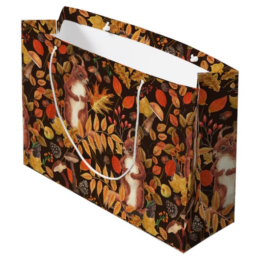 Eichhörnchen und Flora in dunkelbraun Große Geschenktüte (Rückseite Schrägansicht)