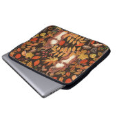 Eichhörnchen und Flora in dunkelbraun Laptopschutzhülle (Vorne Knopf)