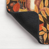 Eichhörnchen und Flora in dunkelbraun Mousepad (Ecke)