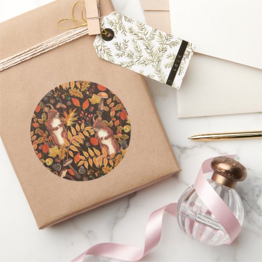 Eichhörnchen und Flora in dunkelbraun Runder Aufkleber (Schenken)