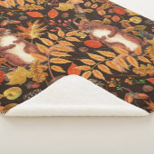 Eichhörnchen und Flora in dunkelbraun Sherpadecke (3/4)