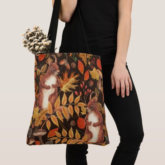 Eichhörnchen und Flora in dunkelbraun Tasche (Von Nahem)
