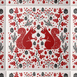 Eichhörnchenwald Woodland Fliese<br><div class="desc">Rotes Eichhörnchenwald-Muster mit Kiefernzapfen,  Kiefernästen,  Eichen,  Eichen-Blätter und Beeren. Ideal für ein Seehaus oder Saisonzimmer Dekoration. Originelle Kunst von Nic Squirrell.</div>