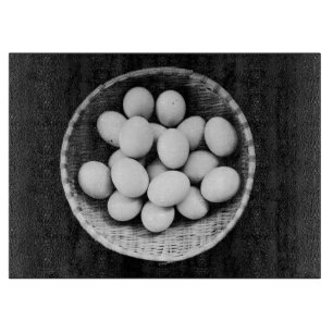 Eier im Korb Schwarz-Weiß-Fine-Art-Fotografie Schneidebrett