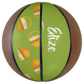 Eier in braunem Korb auf grün Basketball (Vertikal)