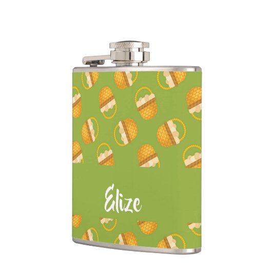 Eier in braunem Korb auf grün Flachmann (Links)