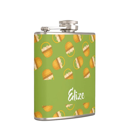 Eier in braunem Korb auf grün Flachmann (Rechts)