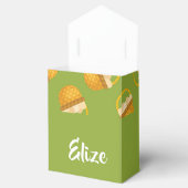 Eier in braunem Korb auf grün Geschenkschachtel (Geöffnet)