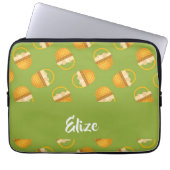 Eier in braunem Korb auf grün Laptopschutzhülle (Vorderseite)