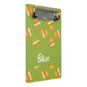 Eier in braunem Korb auf grün Mini Klemmbrett (Schrägansicht)