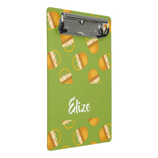 Eier in braunem Korb auf grün Mini Klemmbrett (Schrägansicht)