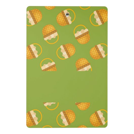 Eier in braunem Korb auf grün Mini Klemmbrett (Rückseite)