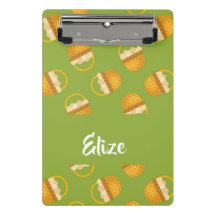 Eier in braunem Korb auf grün