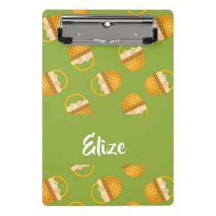 Eier in braunem Korb auf grün Mini Klemmbrett