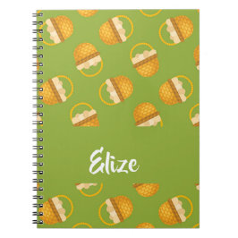 Eier in braunem Korb auf grün Notizblock