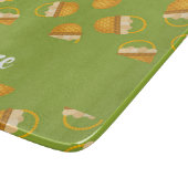 Eier in braunem Korb auf grün Schneidebrett (Ecke)